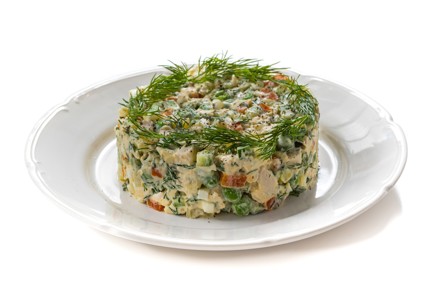 Фото шага рецепта Классический оливье с курицей и свежими огурцами 175173 шаг 12  