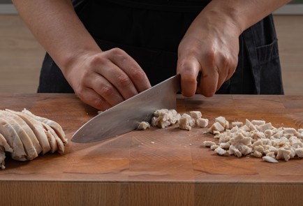 Фото шага рецепта Классический оливье с курицей и свежими огурцами 175173 шаг 8  