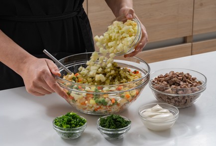 Фото шага рецепта Классический оливье с мясом и яблоком 175178 шаг 11  