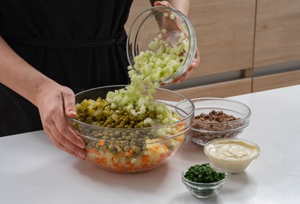 Фото шага рецепта Классический оливье с языком и яблоком 175174 шаг 11  