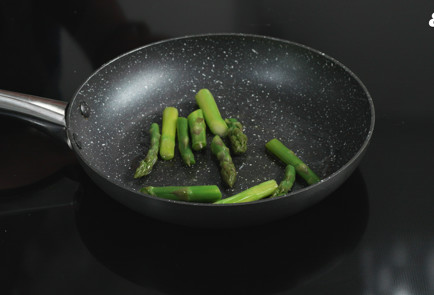 Фото шага рецепта Классический омлет с сыром 189537 шаг 12  