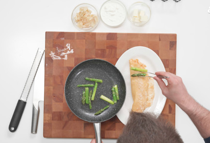 Фото шага рецепта Классический омлет с сыром 189537 шаг 13  