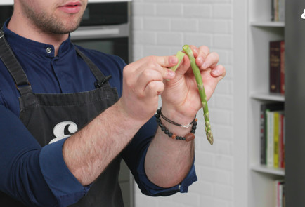 Фото шага рецепта Классический омлет с сыром 189537 шаг 2  