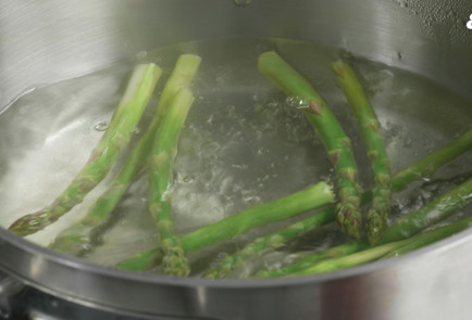 Фото шага рецепта Классический омлет с сыром 189537 шаг 4  