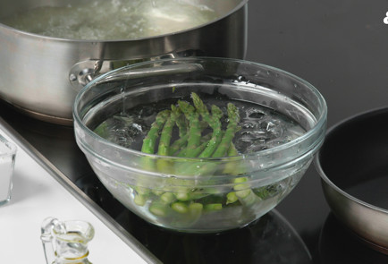 Фото шага рецепта Классический омлет с сыром 189537 шаг 5  