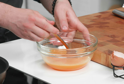 Фото шага рецепта Классический омлет с сыром 189537 шаг 7  