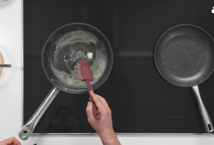 Фото шага рецепта Классический омлет с сыром 189537 шаг 8  