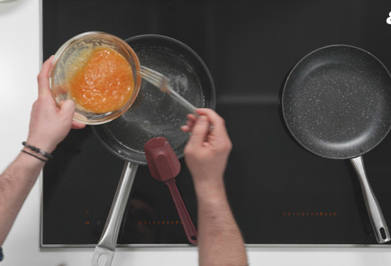 Фото шага рецепта Классический омлет с сыром 189537 шаг 9  