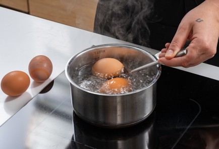 Фото шага рецепта Классический салат из крабовых палочек 175237 шаг 4  