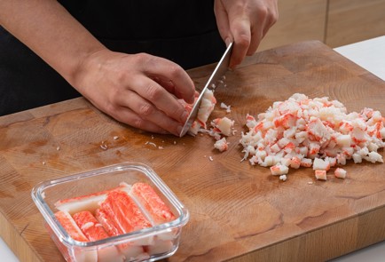 Фото шага рецепта Классический салат из крабовых палочек 175237 шаг 6  