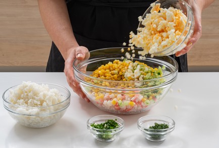 Фото шага рецепта Классический салат из крабовых палочек 175237 шаг 9  