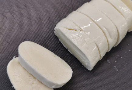 Фото шага рецепта Классический салат капрезе с майораном 151766 шаг 2  