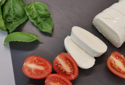 Фото шага рецепта Классический салат капрезе с майораном 151766 шаг 3  