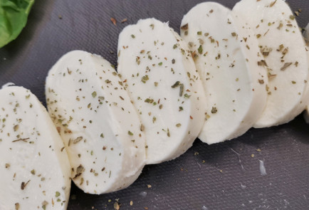 Фото шага рецепта Классический салат капрезе с майораном 151766 шаг 4  