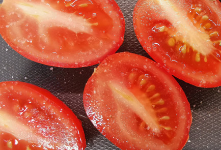 Фото шага рецепта Классический салат капрезе с майораном 151766 шаг 5  