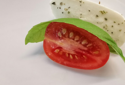 Фото шага рецепта Классический салат капрезе с майораном 151766 шаг 6  