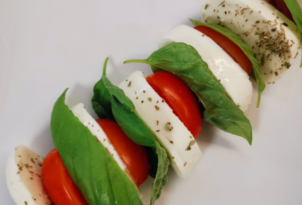 Фото шага рецепта Классический салат капрезе с майораном 151766 шаг 7  