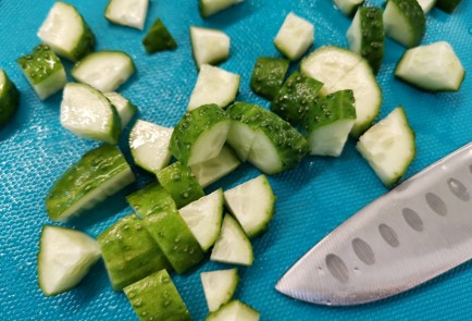 Фото шага рецепта Классический салат с моцареллой и соусом песто 150973 шаг 4  