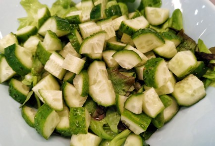 Фото шага рецепта Классический салат с моцареллой и соусом песто 150973 шаг 5  