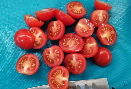 Фото шага рецепта Классический салат с моцареллой и соусом песто 150973 шаг 6  