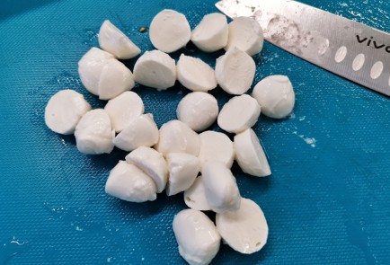 Фото шага рецепта Классический салат с моцареллой и соусом песто 150973 шаг 7  