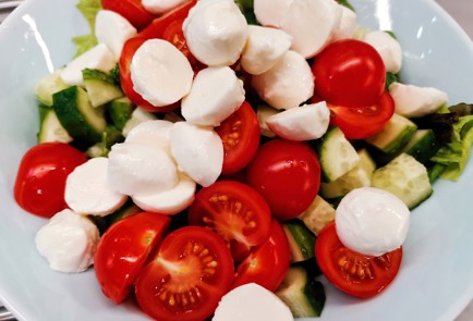 Фото шага рецепта Классический салат с моцареллой и соусом песто 150973 шаг 8  