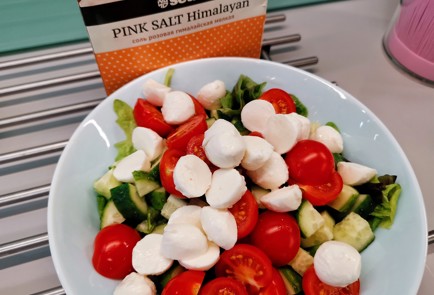 Фото шага рецепта Классический салат с моцареллой и соусом песто 150973 шаг 9  