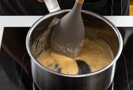 Фото шага рецепта Классический соус бешамель 188794 шаг 5  