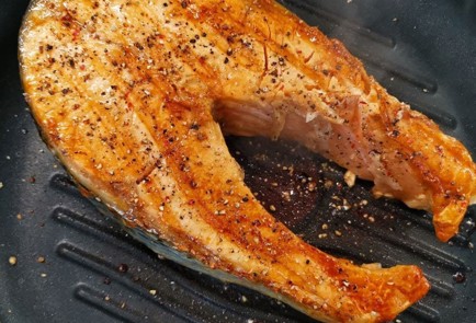 Фото шага рецепта Классический стейк из красной рыбы со свежими травами 151425 шаг 7  