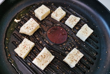 Фото шага рецепта Классический сыр халуми с перцем и травами 150980 шаг 2  