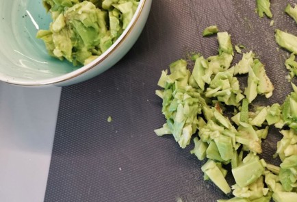 Фото шага рецепта Классическое гуакамоле с помидорами черри 152299 шаг 1  