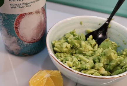 Фото шага рецепта Классическое гуакамоле с помидорами черри 152299 шаг 2  