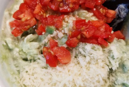 Фото шага рецепта Классическое гуакамоле с помидорами черри 152299 шаг 4  