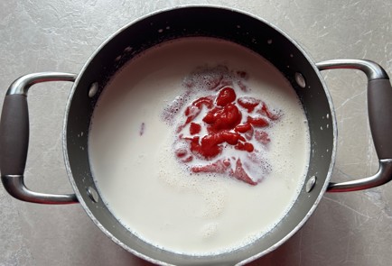 Фото шага рецепта Клубничная паннакотта 190128 шаг 7  