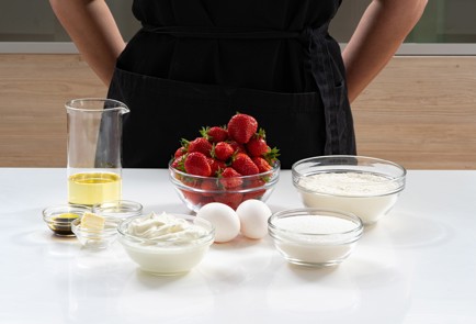 Фото шага рецепта Шарлотка с клубникой 173642 шаг 1  