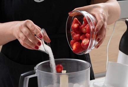 Фото шага рецепта Шарлотка с клубникой 173642 шаг 10  