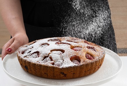 Фото шага рецепта Шарлотка с клубникой 173642 шаг 11  