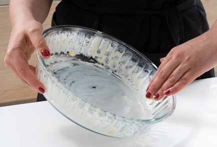 Фото шага рецепта Шарлотка с клубникой 173642 шаг 2  