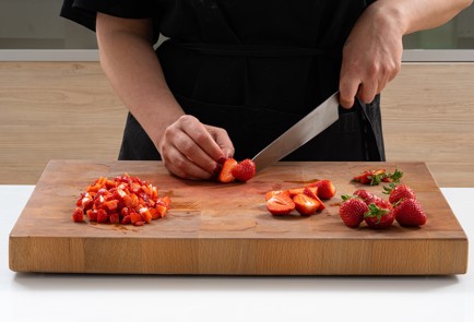 Фото шага рецепта Шарлотка с клубникой 173642 шаг 3  