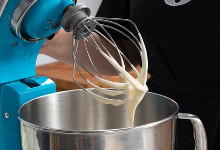 Фото шага рецепта Шарлотка с клубникой 173642 шаг 4  