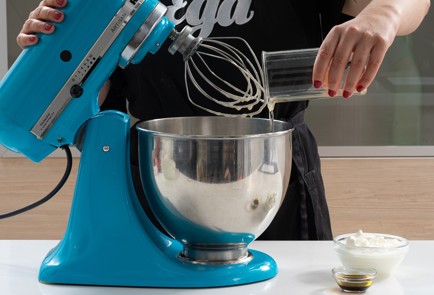 Фото шага рецепта Шарлотка с клубникой 173642 шаг 5  