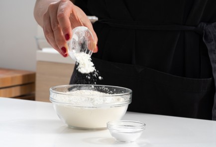 Фото шага рецепта Шарлотка с клубникой 173642 шаг 6  