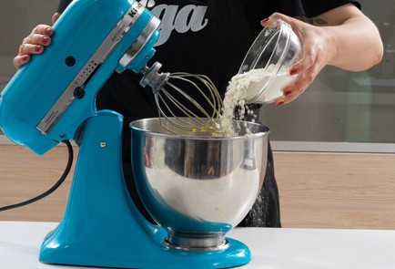 Фото шага рецепта Шарлотка с клубникой 173642 шаг 7  