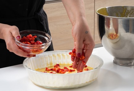 Фото шага рецепта Шарлотка с клубникой 173642 шаг 8  