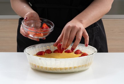 Фото шага рецепта Шарлотка с клубникой 173642 шаг 9  