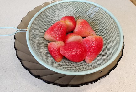 Фото шага рецепта Клубничное какао 191305 шаг 1