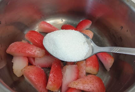 Фото шага рецепта Клубничное какао 191305 шаг 3