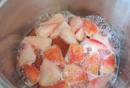 Фото шага рецепта Клубничное какао 191305 шаг 5