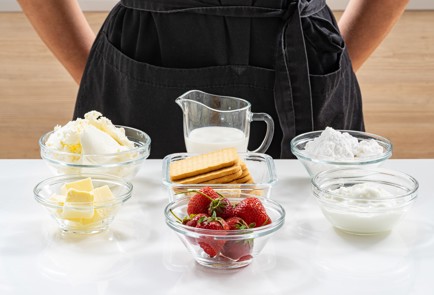 Фото шага рецепта Клубничное мороженоечизкейк на палочке popsicle 186534 шаг 1  