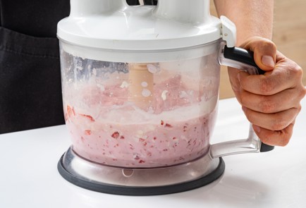 Фото шага рецепта Клубничное мороженоечизкейк на палочке popsicle 186534 шаг 6  